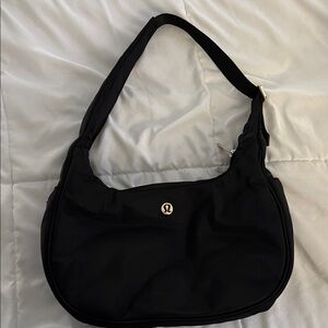 Lululemon essentials shoulder bag 4L